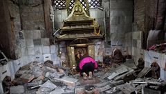 Nepálská ena se modlí v hinduistickém chrámu Indrayani v Káthmándú, který byl...