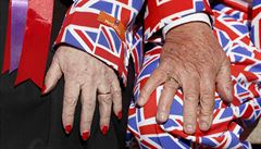 Fanouci britské monarchie ekají ped uzaveným kídlem Lindo wing londýnské...