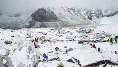 Polovina základního tábora pod vrcholem Mount Everestu byla zavalena lavinou.