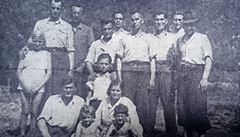 Na snímku z května 1945 jsou zachránění a ti, kteří jim několik měsíců...