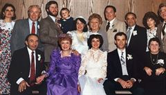 Bonnie Lazarová (nevsta) se vdávala v roce 1986. Na svatb byl její otec...