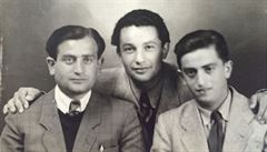 Mendel (vlevo) a jeho bratr Chaim (vpravo) se setkali v íjnu 1946 ve...