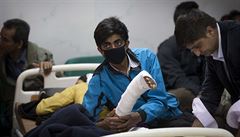 Mu drí obvázanou ruku svého píbuzného v nemocnici v Káthmándú.