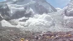 Lavina valící se na stany na Everestu.