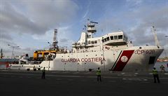 Z lodi pobřežní stráže Gregoretti se může vylodit 16 nezletilých migrantů, schválila Itálie