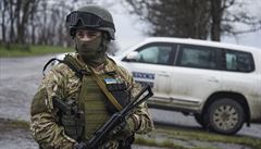 Ukrajinský voják steí leny mise OBSe u yrokyne.