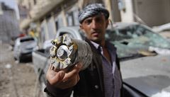 Mu v Saná ukazuje úlomek stely. Letecké údery arabské koalice na pozice...