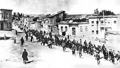 Pochod arménských civilist. Pod hlavnmi puek osmanských voják míí do...