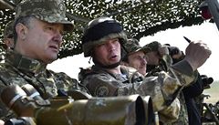 Prezident Petro Poroenko (vlevo) dohlíí na vojenské cviení ukrajinské armády...