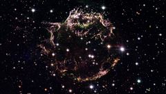 Snímek z Hubbleova teleskopu zobrazuje zbytky po explozi supernovy v souhvzdí...