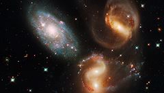 Snímek z Hubbleova teleskopu Stephanv kvintet vyobrazuje pt galaxií, z...