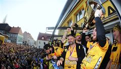Hokejisté Litvínova přivezli v pátek ráno na sever Čech pohár pro mistry...