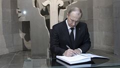 Vladimír Putin se podepisuje do pamtní knihy v muzeu genocidy v Jerevanu.