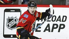 Jií Hudler v dresu Calagary Flames slaví gól do branky týmu Vancouver Canucks.