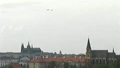 Nad Pražským hradem proletěly gripeny. Připomněly tak konec války