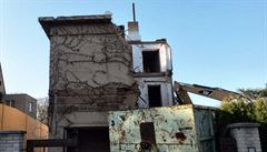 Demolice vily na námstí Ped Bateriemi ve Starých Steovicích.
