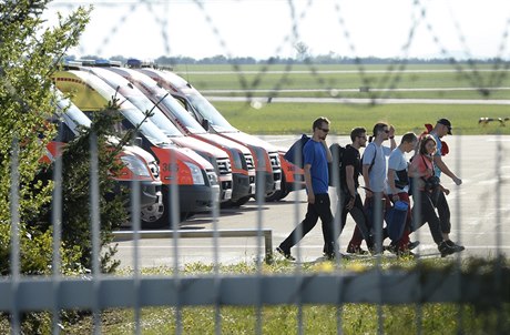 Na praském ruzyském letiti pistálo 30. dubna v podveer letadlo s ptatyiceti echy.