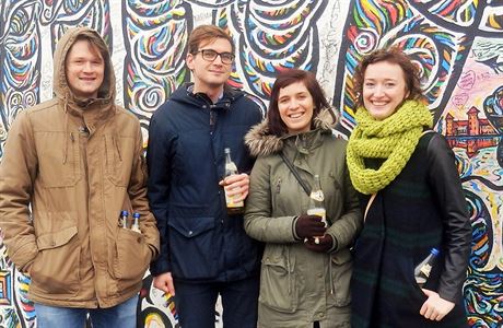 Gabriela Kreheová s kamarády ped Berlínskou zdí