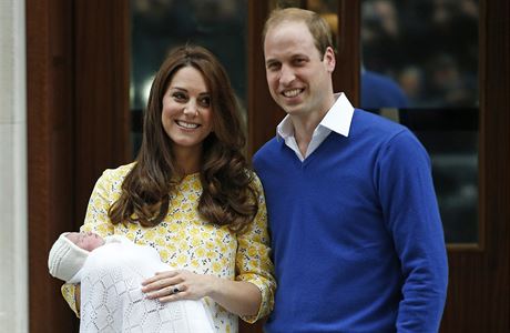 Princ William a vvodkyn Kate s novorozenou princeznou Charlotte.