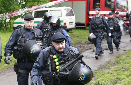 Policisté vyzbrojeni gumovými projektily se pipravují na zásah