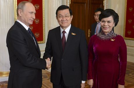 Putin se vítá s vietnamským prezidentem Tan Sangem a jeho enou.