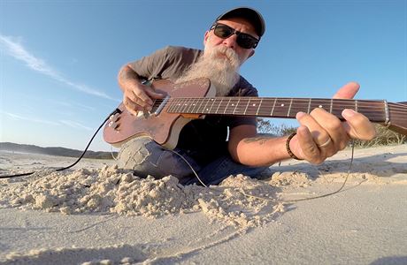 Vný hobo Seasick Steve. Navzdory deskám v hitparádách.