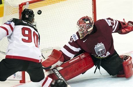Kanadský útoník Jason Spezza stílí gól v utkání s Lotyskem.