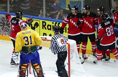 Hokejisté Kanady se radují z tetího gólu proti védsku.