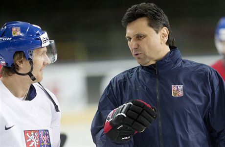 Trenér Vladimír Rika promlouvá s Martinem Eratem.