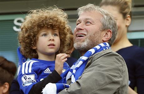 Majitel Chelsea Roman Abramovich se usmv se svm synem Aaronem - Chelsea je...