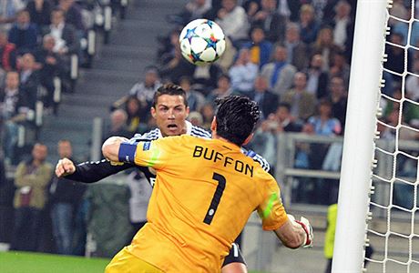 NETRADIN HLAVOU. Cristiano Ronaldo skruje do brny Gianluigiho Buffona.