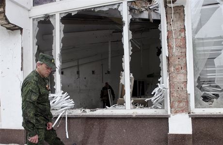 Eduard Basurin, jeden ze separatistických velitel, obhlíí trosky budovy v...