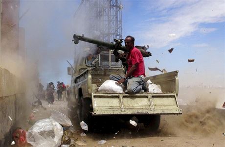 Jemenský milicioná v boji proti rebelm.