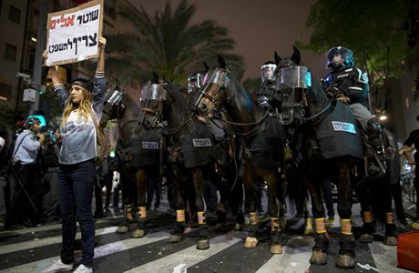 Policista-nsilnk m bt odsouzen. Protesty v ulicch Tel Avivu vyvolalo...