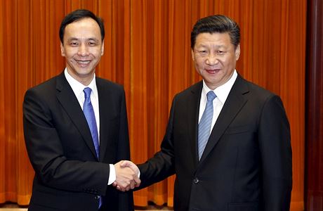 ínský prezident Si in-pching (vpravo) a pedseda vládnoucí tchajwanské...