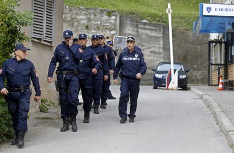 Bosenská policie ped místem útoku, policejní stanicí ve mst Zvornik.
