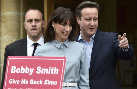 David Cameron s manelkou Samanthou odevzdali hlas ve volební místnosti.