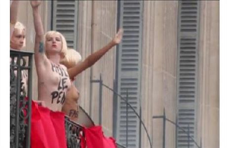 Aktivistky Femen protestuj proti francouzsk Nrodn front.