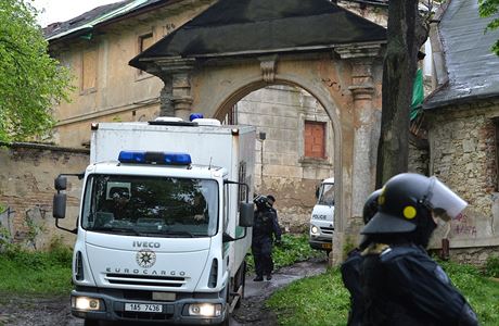 Speciální poádková jednotka zasahovala proti squatterm u usedlosti Cibulka v Praze.