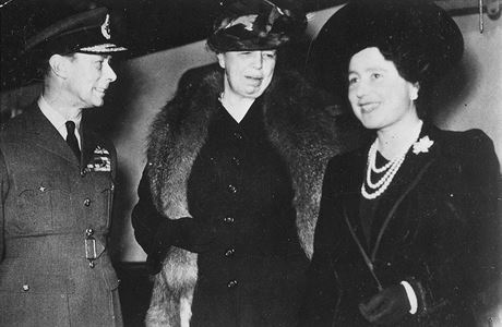 Královna Albta (vpravo) s manelem králem Jiím a Eleanor Rooseveltovou v...