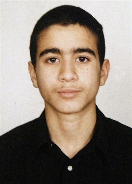 Omar Khadr ve 14 letech.