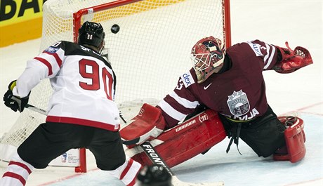 Kanadský útočník Jason Spezza střílí gól v utkání s Lotyšskem.