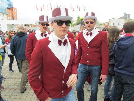 MÓDA PO BALTSKU. Lotytí fanouci se tradin pyní nejstylovjími kostýmy.