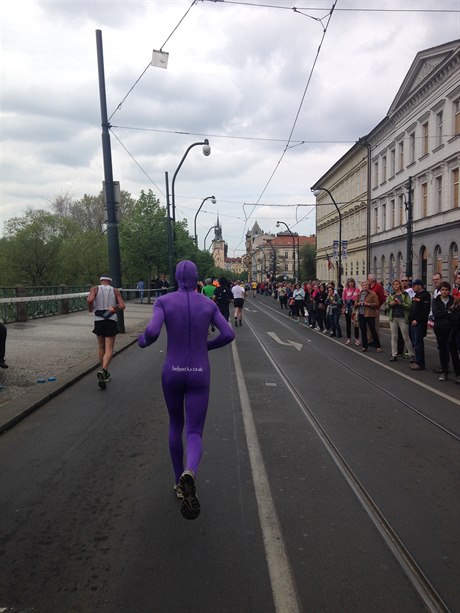 Fialový blázen toti rozvánil pihlíející diváky k nepíetnosti. Tak jsem si...