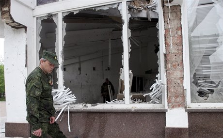 Eduard Basurin, jeden ze separatistických velitel, obhlíí trosky budovy v...