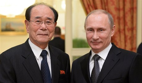 Pedseda stálého výboru Nejvyího lidového shromádní Kim Jong-nam (vlevo) s...