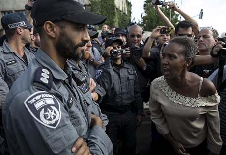 idovka etiopského pvodu kií na izraelského policistu bhem protest v Tel...