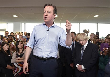 Britský premiér David Cameron na pedvolebním mítinku v Hendonu (severní...