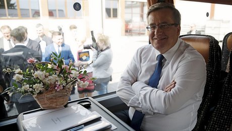 Bronkobusem k lidu. Souasný polský prezident Bronislaw Komorowski a favorit...