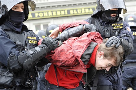 Bhem protestu policie zajistila 57 lidí, dva policisté jsou lehce zranni.